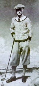 フェアアイル柄のセーターとプラス・フォーを着た1920年代のゴルファー